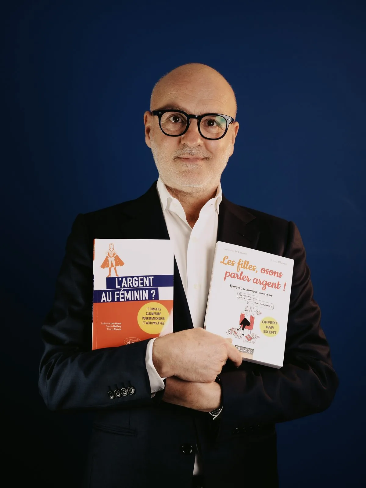 Thierry Ohayon avec ses livres publiés sur l'investissement patrimonial et l'immobilier